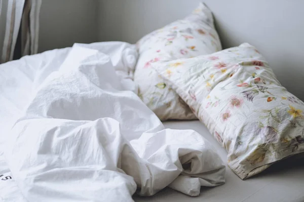 Cama con una manta blanca y almohadas en la mañana . —  Fotos de Stock