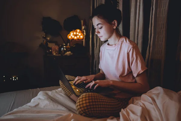 Fiatal nő használja laptop otthon este — Stock Fotó
