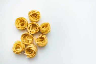 İtalyan buğday makarna tagliatelle izole.