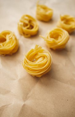 İtalyan buğday makarna tagliatelle izole.