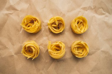 İtalyan buğday makarna tagliatelle izole.