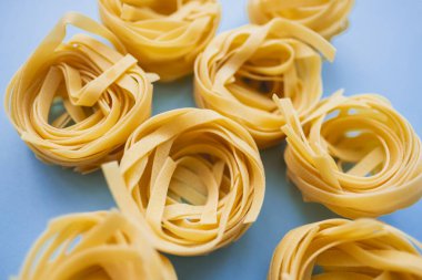 İtalyan buğday makarna tagliatelle izole.