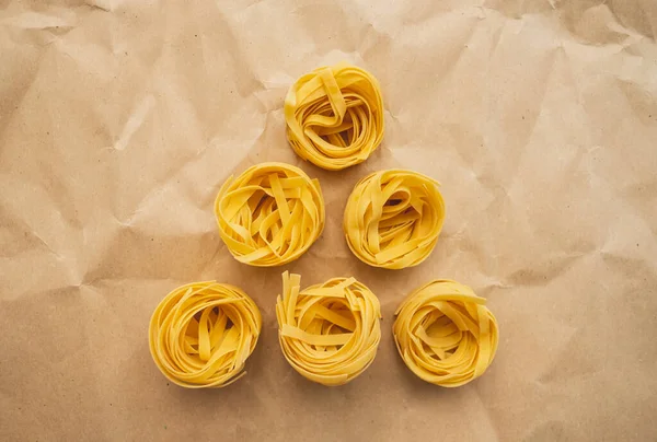 Tagliatelle italiano de pasta de trigo aislado . — Foto de Stock