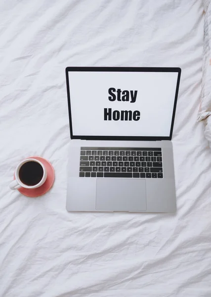 Zostań w domu wiadomość na ekranie laptopa w domu. — Zdjęcie stockowe