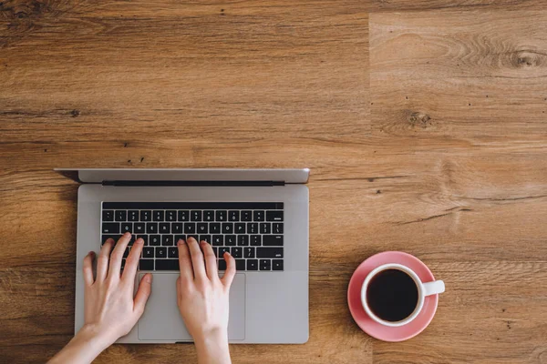 Kvinnliga händer skriver på laptop tangentbord. — Stockfoto