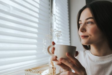 Çay içen kadın.