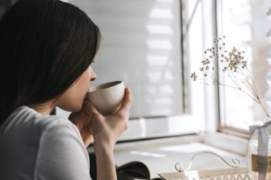 Çay içen kadın.