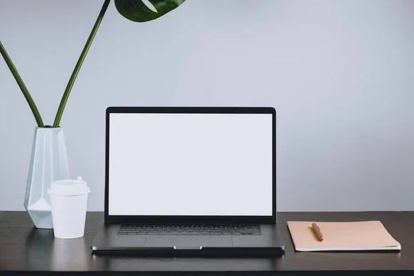 Laptop med blank vit skärm på bordet. — Stockfoto