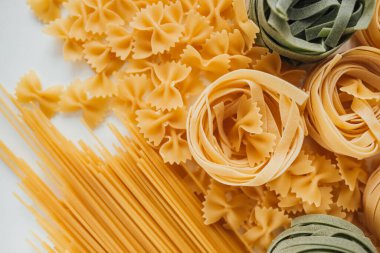 Spagetti, farfalle ve tagliatelle beyaz arka planda izole edilmiş..