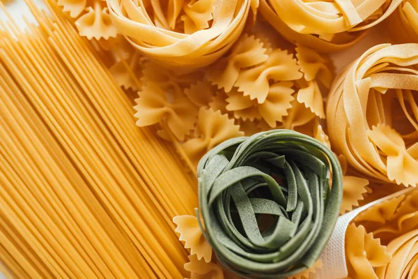 Spagetti, farfalle ve tagliatelle beyaz arka planda izole edilmiş..
