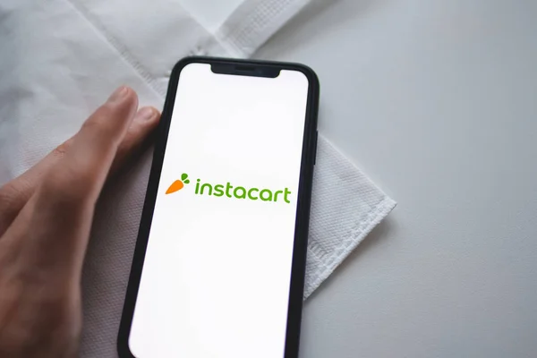 Logo der Instacart-App auf dem Smartphone-Bildschirm. — Stockfoto