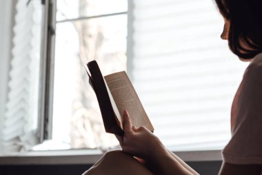Kadın kitap okuyor..
