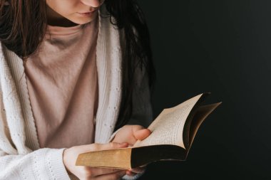 Kadın kitap okuyor..