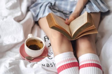 Kadın kitap okuyor..