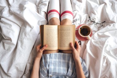 Kadın kitap okuyor..