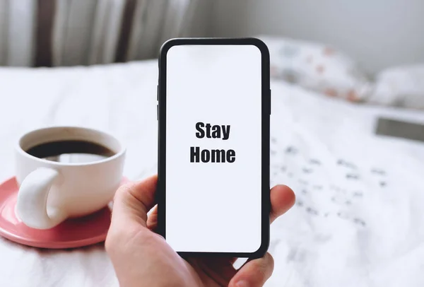 Zůstat doma zprávu na obrazovce smartphone doma. — Stock fotografie