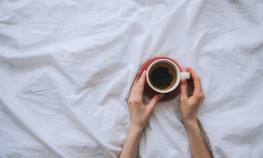 Elinde çay olan bardak.