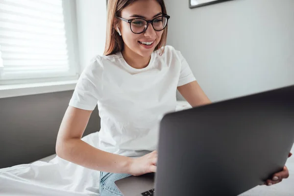 Fiatal mosolygós nő használ laptop. — Stock Fotó