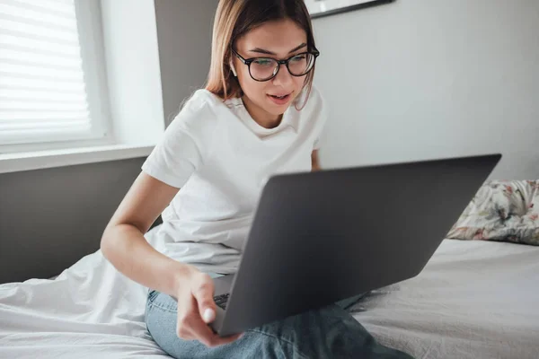 Fiatal nő használ laptop. — Stock Fotó