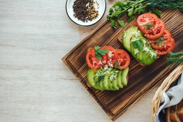 stock image Healthy vegan homemade sandwich with avocado and tomatoes.