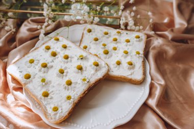 Papatya çiçekli tost ekmekli sandviç..