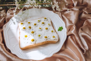 Papatya çiçekli tost ekmekli sandviç..