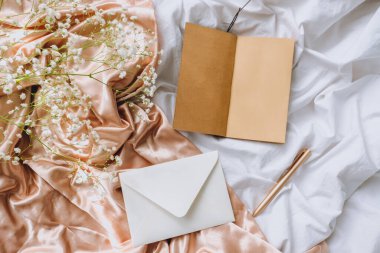 Not defterli beyaz çigila çiçekleri.