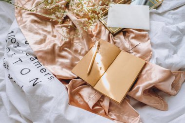 Not defterli beyaz çigila çiçekleri.