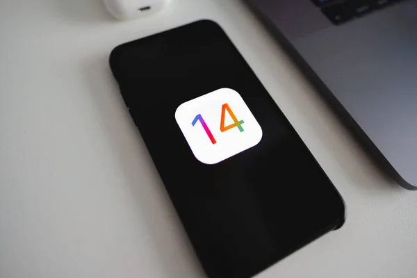 IPhone mit iOS-14-Logo auf dem Bildschirm. — Stockfoto