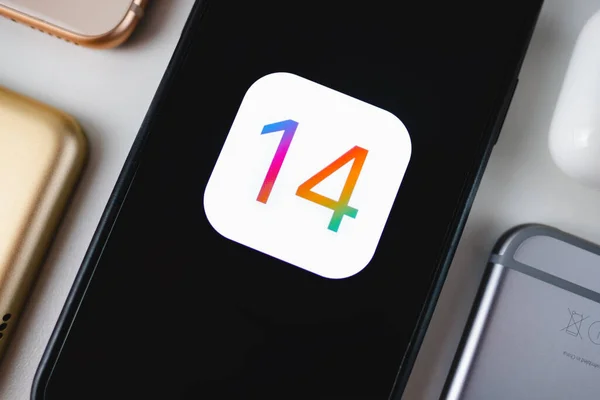 IPhone mit iOS-14-Logo auf dem Bildschirm. — Stockfoto