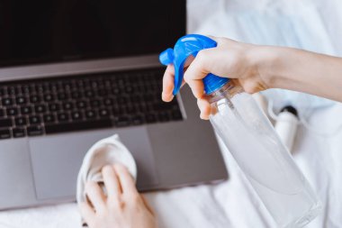 Akıllı telefon ekranını lifli bir bezle temizliyorum..