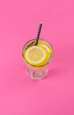 Şeffaf cam bardakta limonata..