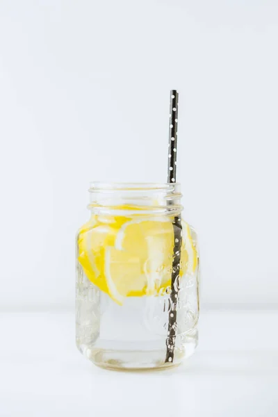 Limonata di soda in una tazza di vetro trasparente . — Foto Stock