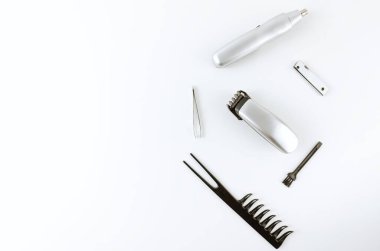 Beyaz bir sırt grubunda kuaförlük aksesuarları..