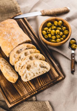 Taze İtalyan ciabatta ve zeytin dilimleri..