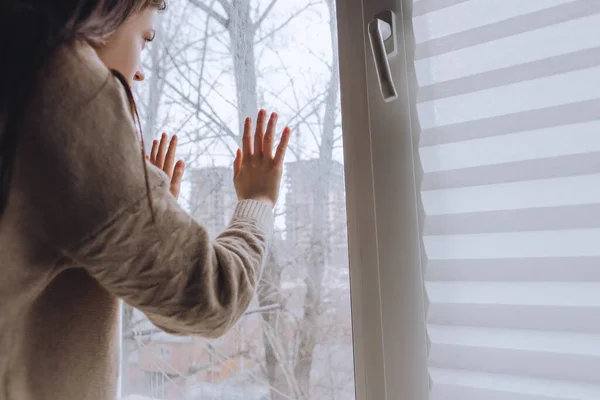 Feminino toca as mãos para o vidro da janela . — Fotografia de Stock