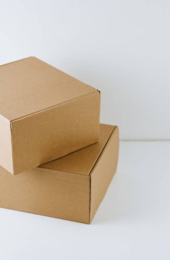 Beyaz arkaplanda karton kutular.