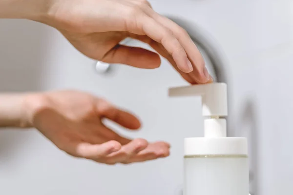 Woman washes hands. — Stock Photo, Image