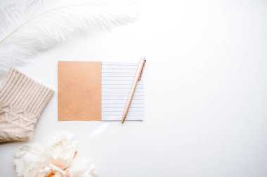 Boş beyaz çizgili bir defter.