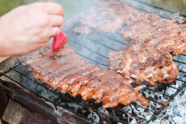 Cottura costole di maiale sulla griglia . — Foto Stock