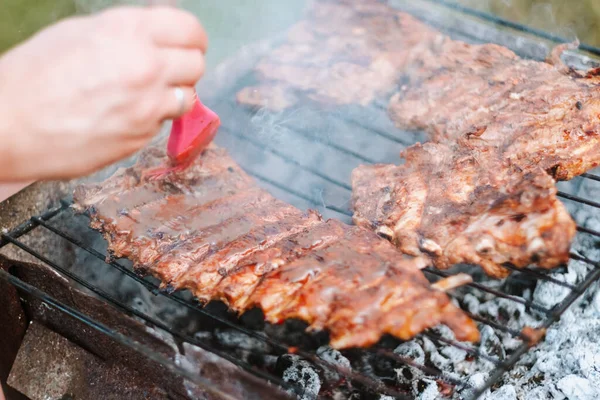 Gotowanie żeberek wieprzowych na grillu. — Zdjęcie stockowe