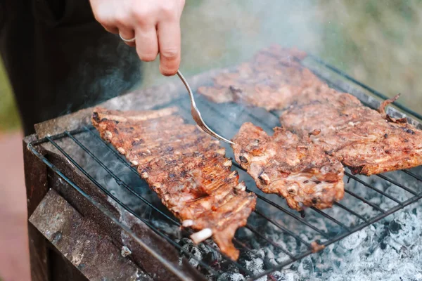 Gotowanie żeberek wieprzowych na grillu. — Zdjęcie stockowe