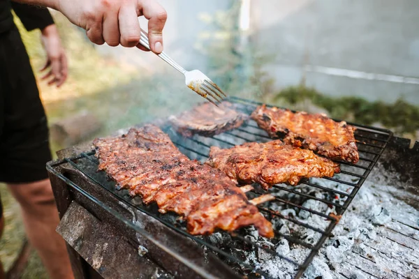 Vaření vepřových žeber na grilu. — Stock fotografie