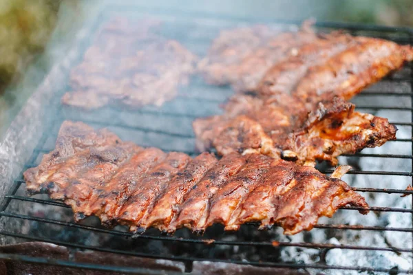 Varkensribbetjes koken op de grill. — Stockfoto