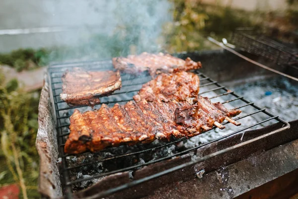 Gotowanie żeberek wieprzowych na grillu. — Zdjęcie stockowe