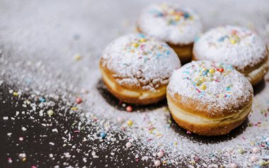 Pudra şekeri serpiştirilmiş çörekler.