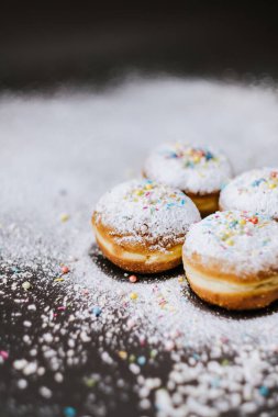 Pudra şekeri serpiştirilmiş çörekler.
