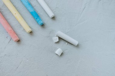 Çok renkli boya kalemleri.