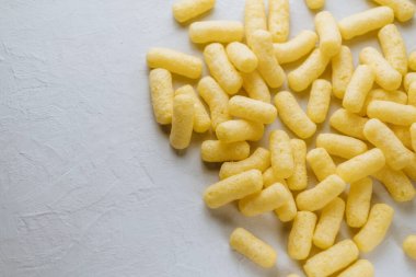 Sütlü mısır çubukları.