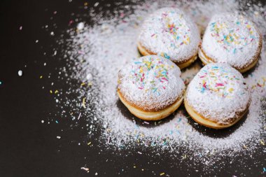 Pudra şekeri serpiştirilmiş çörekler.